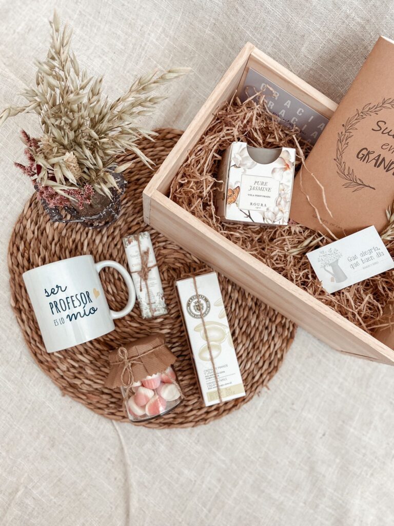 Pack Regalo Super Profe en cajita de madera natural con diferentes productos