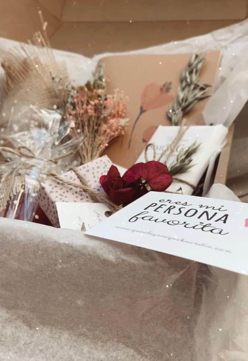 Pack regalo para todos. Este pack contiene taza, chocolate, chuches, libreta kraft, jaboncito empaquetado en cajita Kraft