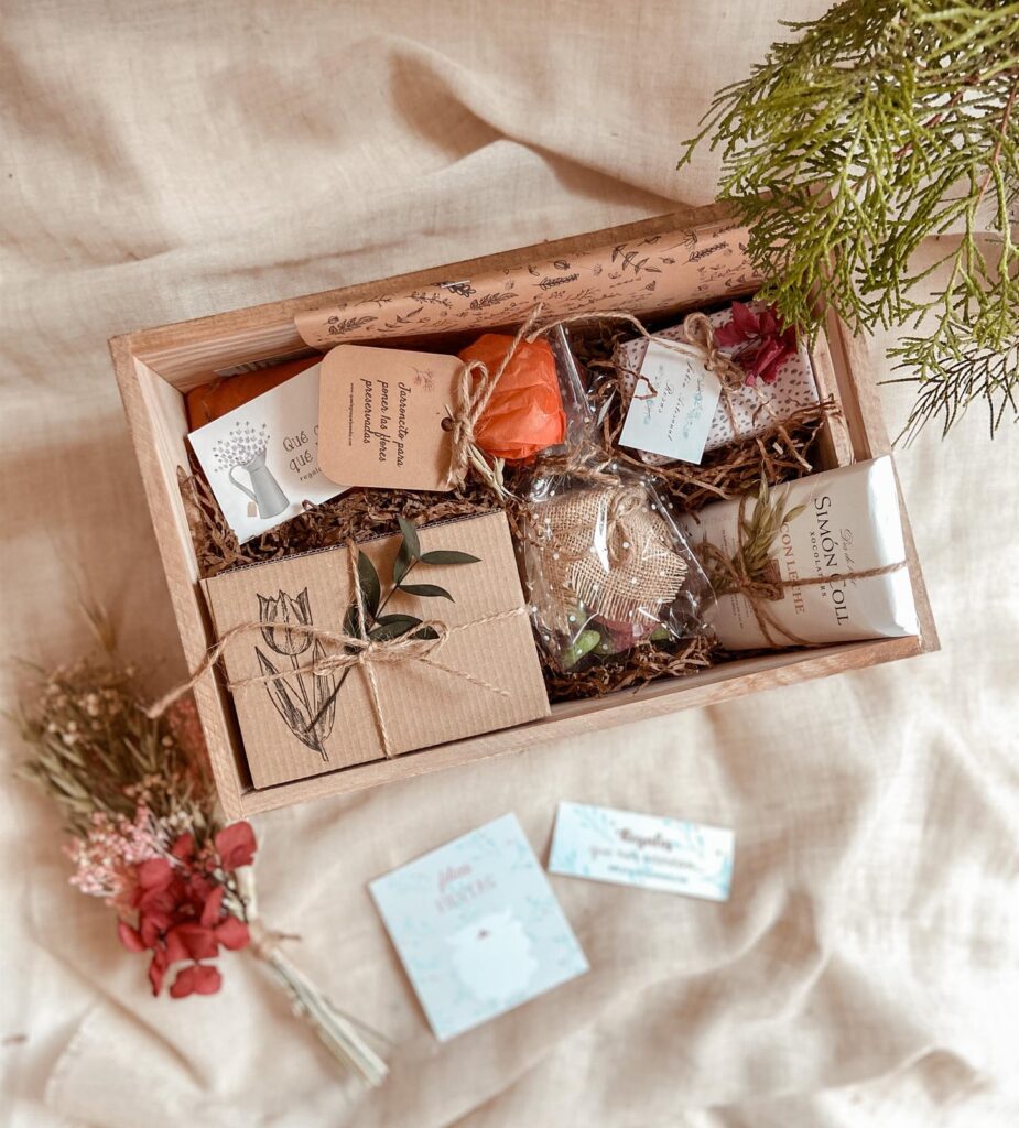 Tienda Online_ PACKS REGALO_ Cajita de Madera con diferentes productos que componen el pack