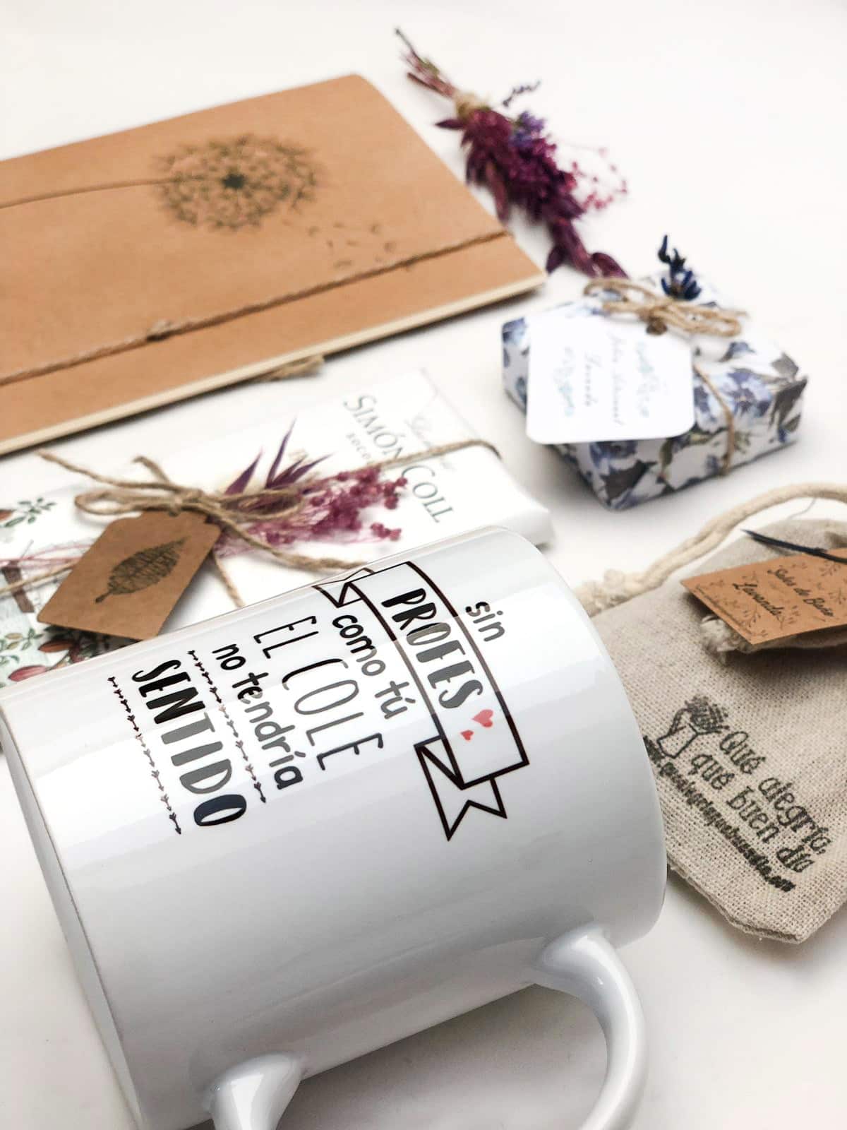 PACK PROFE RELAX COMPUESTO POR DIFERENTES ELEMENTOS COMO TAZA DISEÑADA, LIBRETA DISEÑADA, JABON ARTESANAL, BOLSITA DE SALES, Y TABLETA DE CHOCOLATE