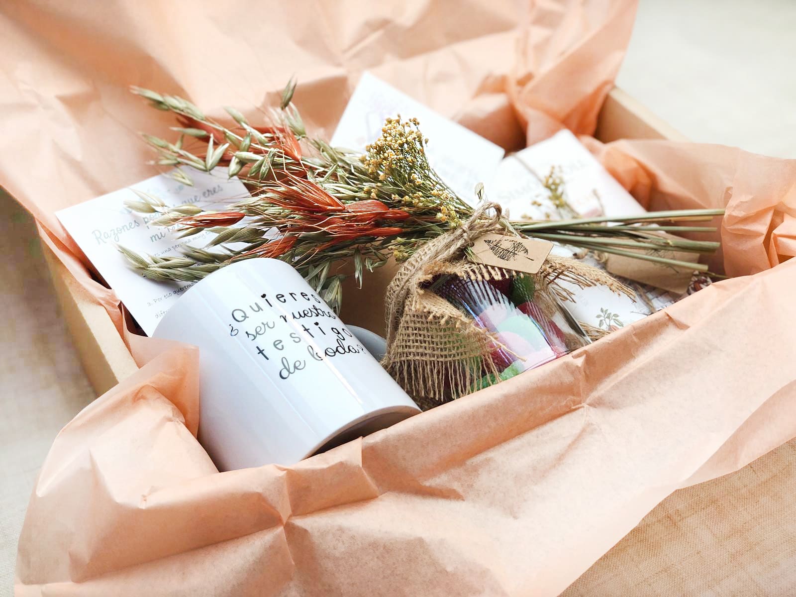 Pack regalo bodas compuesto por taza, chuches, chocolate, libreta kraft y decoración extra.