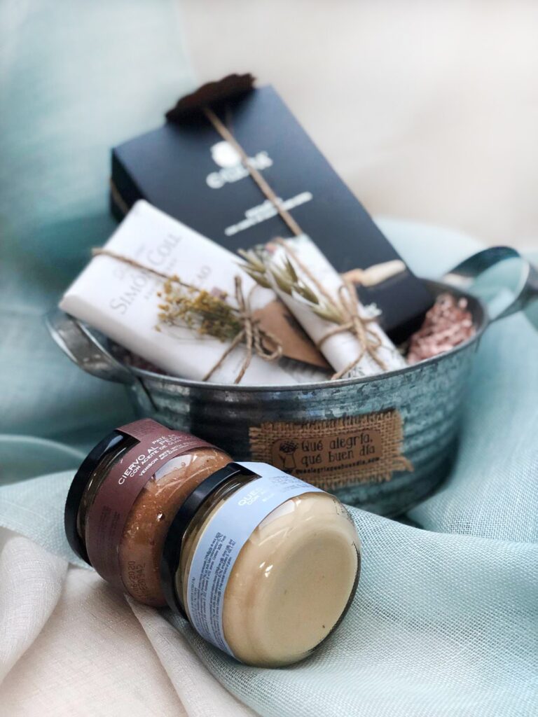 Mini Pack Gourmet Regalo Amigo Invisible compuesto por cesta zinc regañas la chinata, crema de queso la Chinata, pate de ciervo la chinata y tabletas de chocolate.