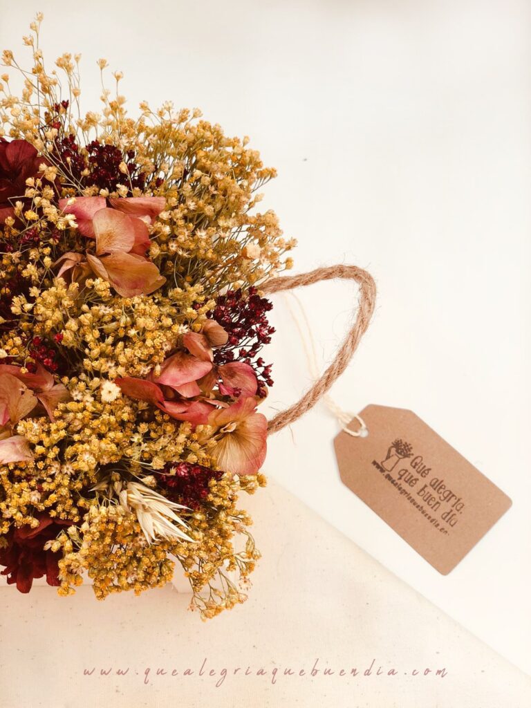 Centro de flores colores granates rosados