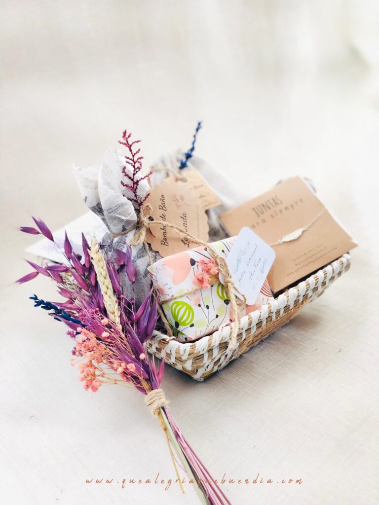 Pack Regalo Mini con productos relax en cesta de mimbre bicolor es un regalo ideal para el amigo invisible