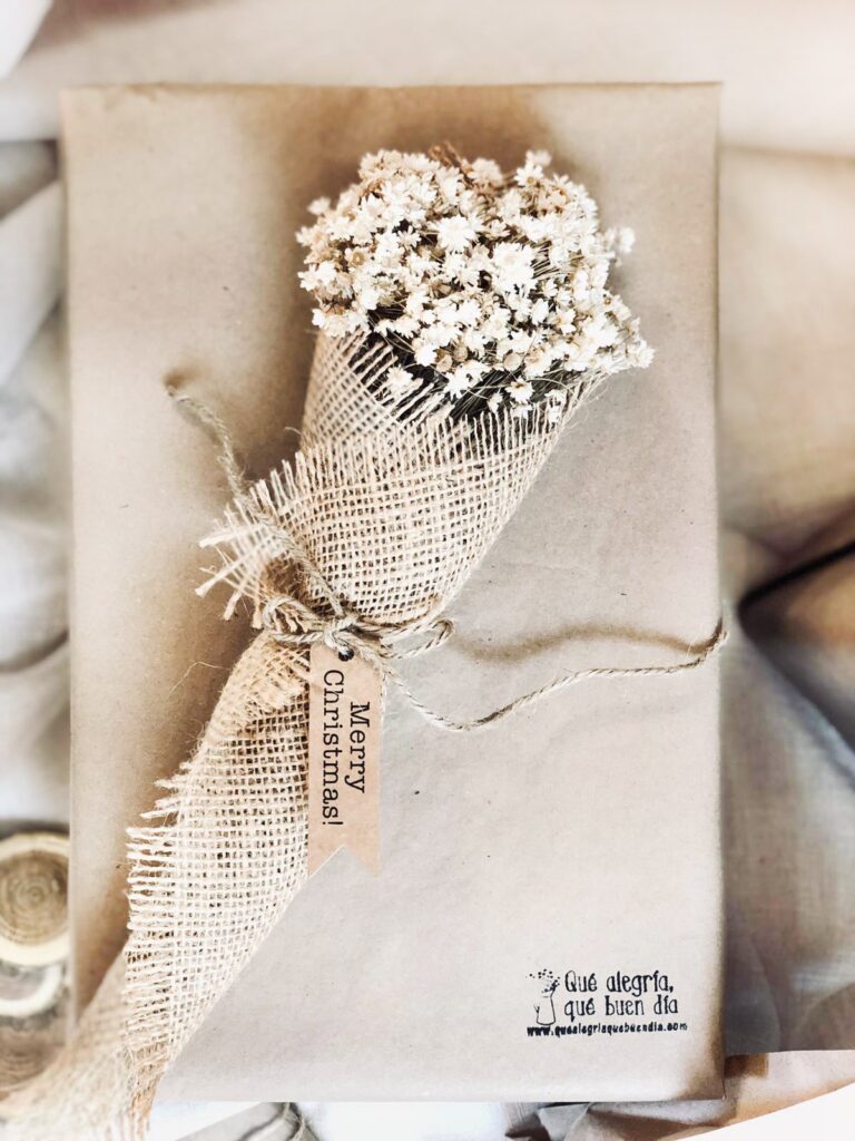 Como envolver regalos de una forma facil y decorarlos con flores