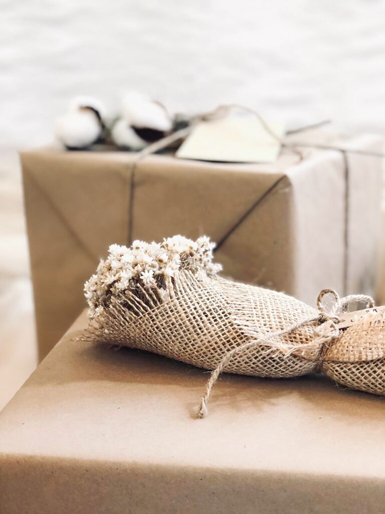 Como envolver regalos de una forma facil y decorarlos con flores
