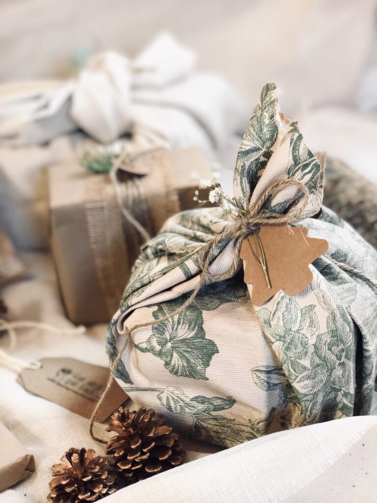 Ideas faciles para envolver regalos con telas