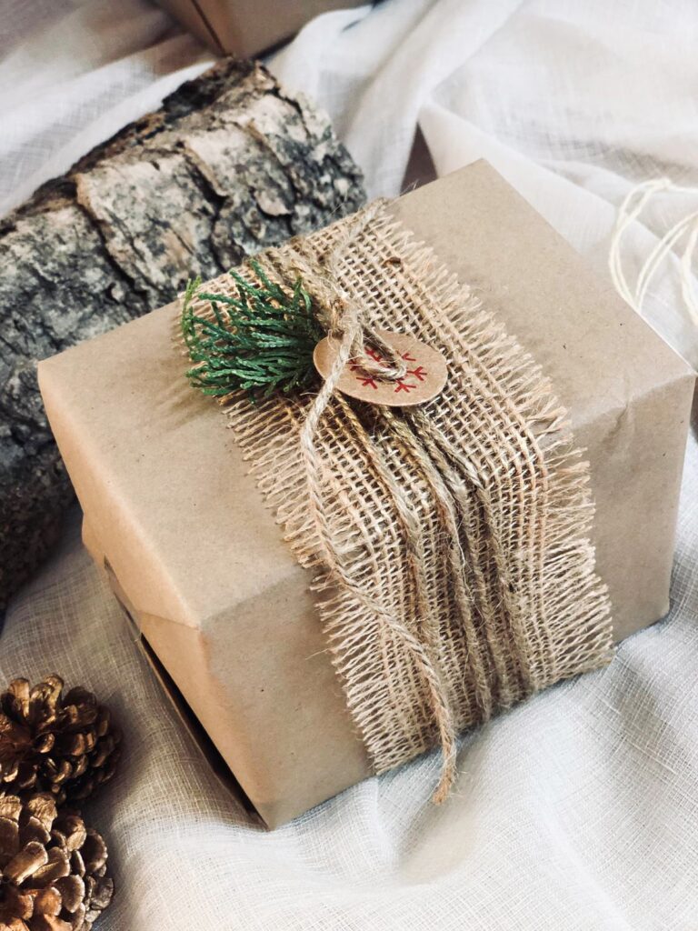 Como envolver regalos de una forma facil con tela yute
