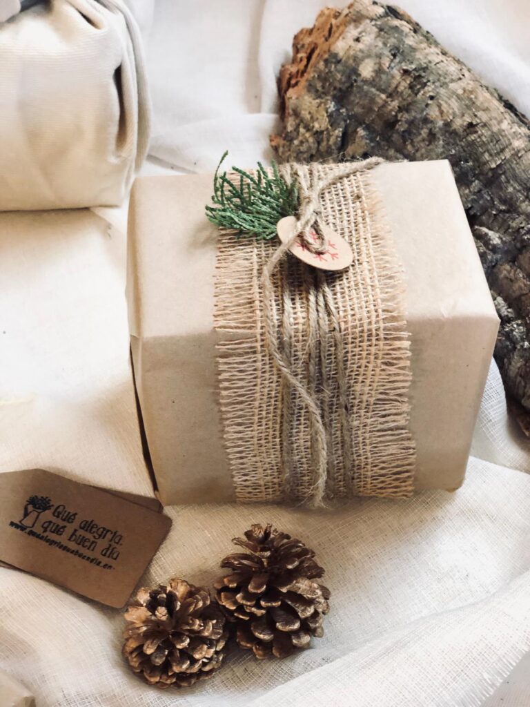 Como envolver regalos de una forma facil con tela yute