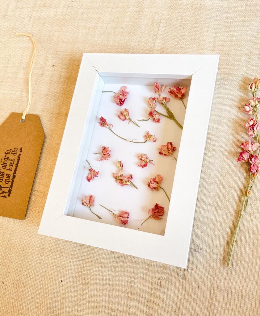 DIY FLORAL_ Decora tu marco con pétalos de flores, en este caso con Delphinium