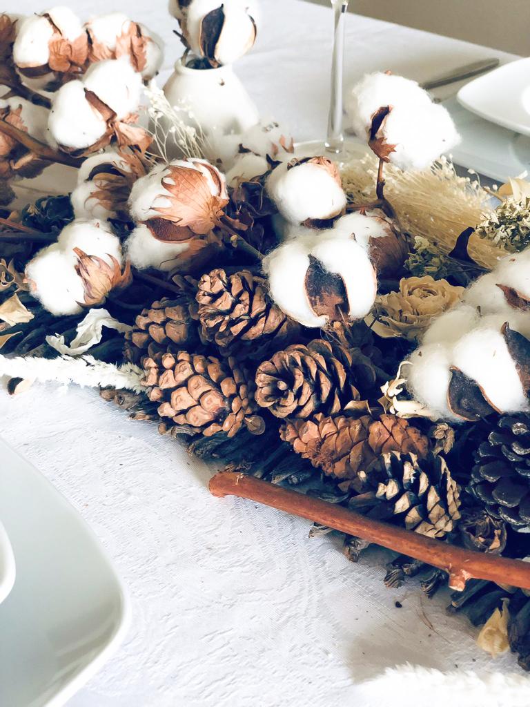 Decoracion mesa navidad en tonos cremas, tostados, blancos y marrones