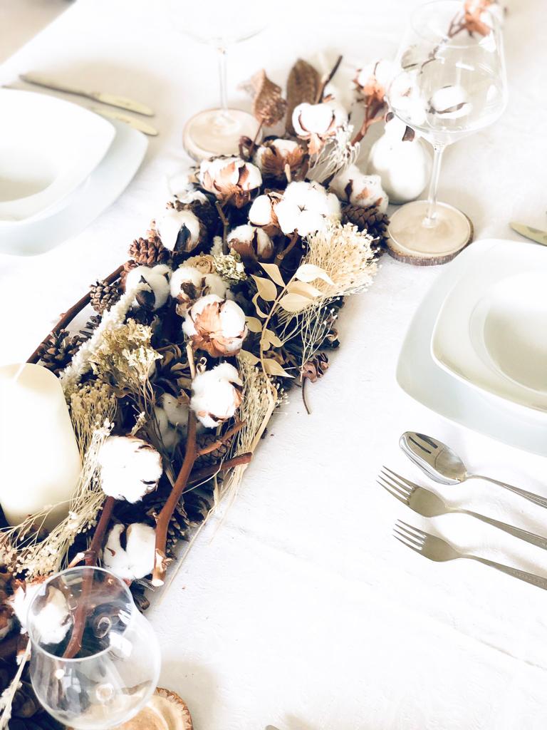 Decoracion mesa navidad en tonos cremas, tostados, blancos y marrones