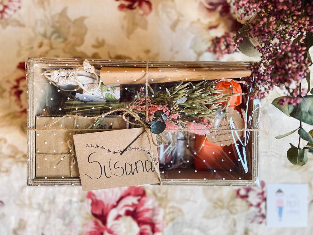 cajita de madera de regalo con más elementos decorativos