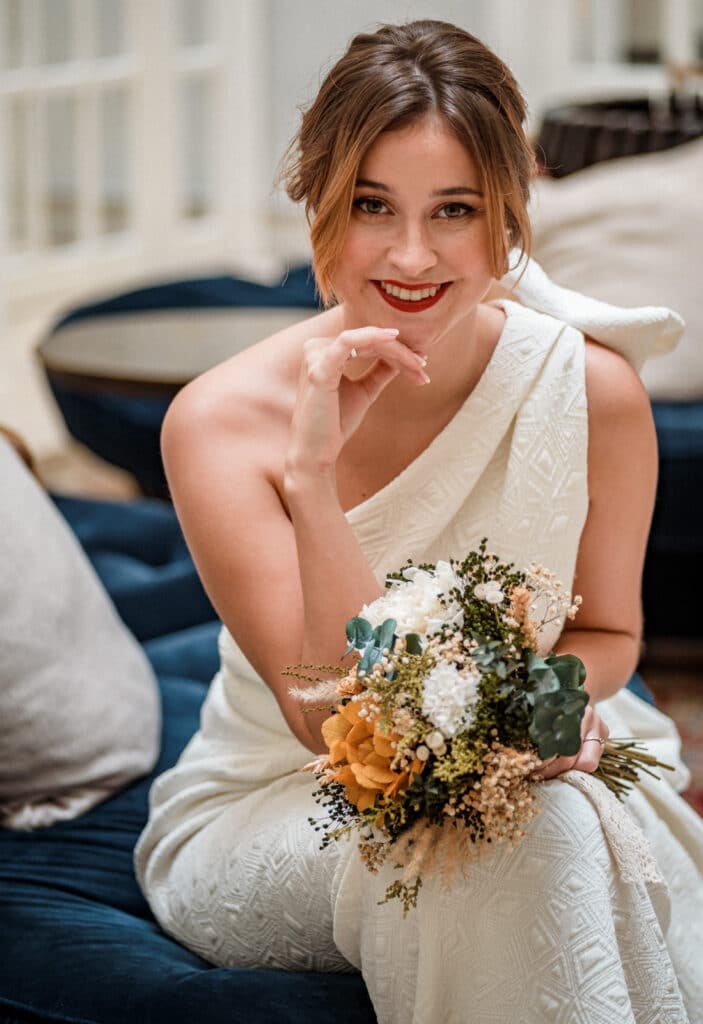 Ramo de novia con flores preservadas silvestres en tonos otoñales para una ceremonia atemporal