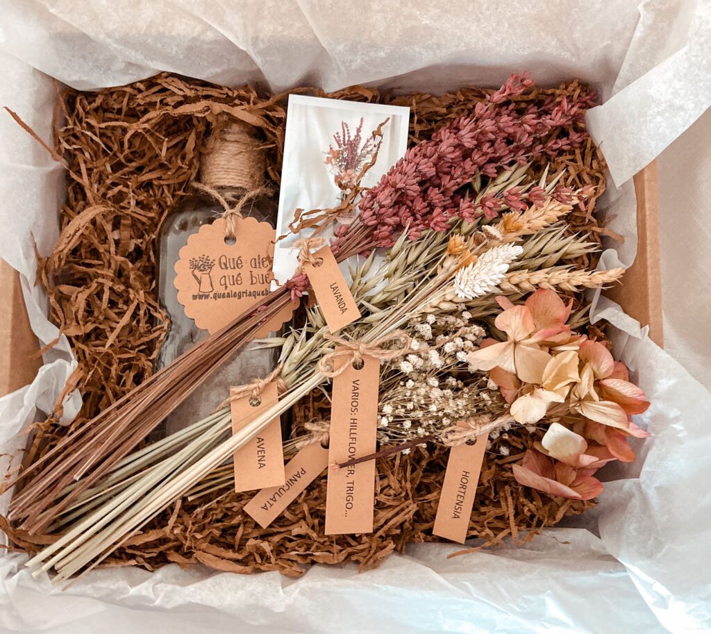 Pack taller floral en jarron de cristal con flores preservadas