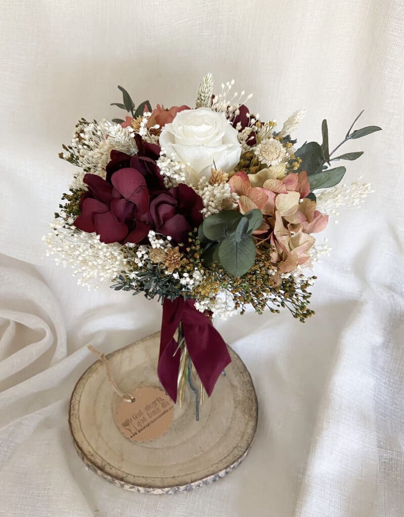 Ramo de novia en tonalidades más intensas de color que quedan preciosas para bodas