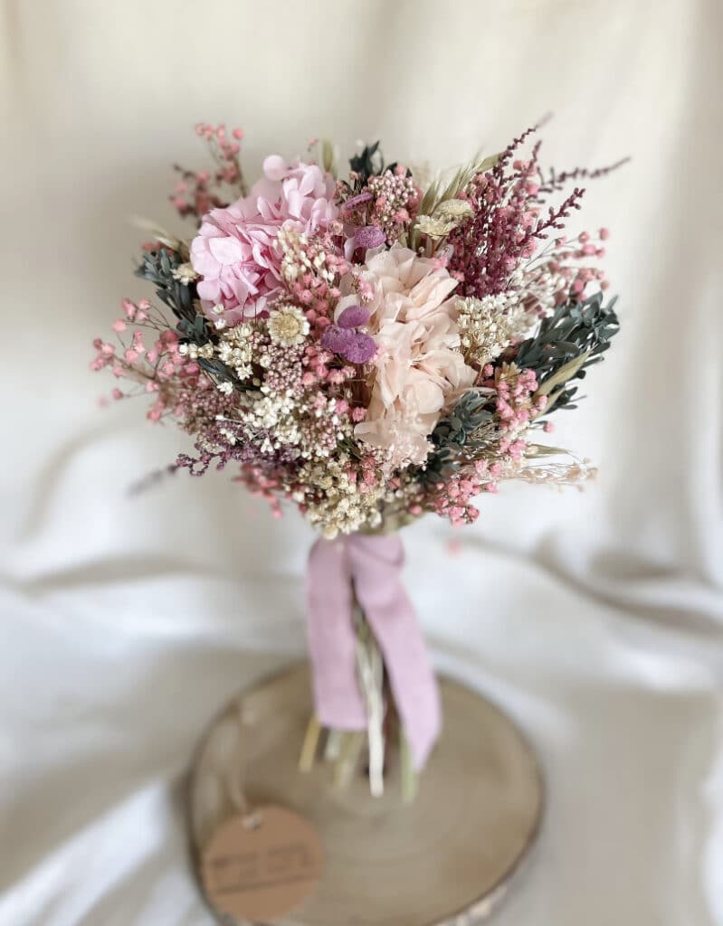 Ramo de novia en tonos rosados, blancos, cremitas, diferentes tostados. Diferentes matices y texturas