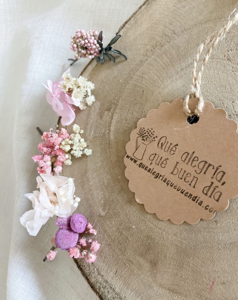 Tocado de horquillas a juego con el ramo de novia