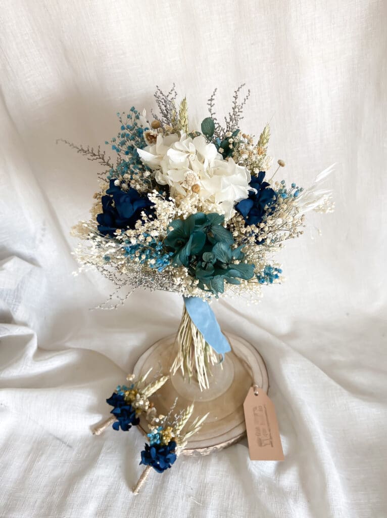 RAMO DE NOVIA DE FLORES en tonos azules blancos y grises.