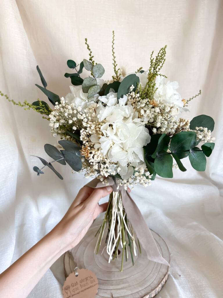 RAMO DE NOVIA DE FLORES EN TONOS blancos verdes cremitas. Un ramo perfecto.