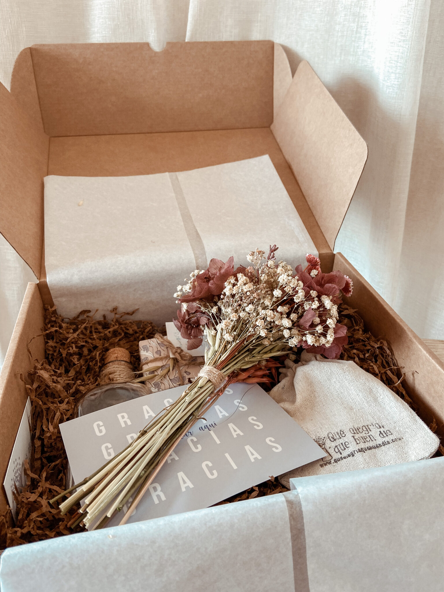 Regala flores y joyitas