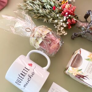 Pack regalo para todos. Este pack contiene taza, botecito de chuches velita aromatica, ramillete en jarroncito de cristal