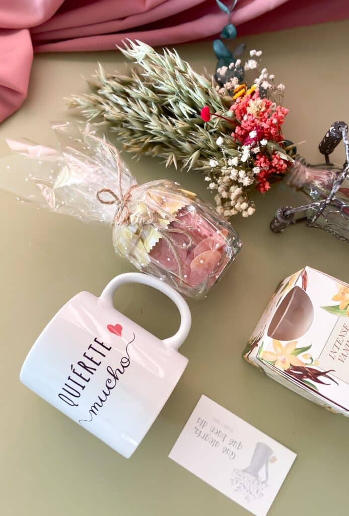 Pack regalo para todos. Este pack contiene taza, botecito de chuches velita aromatica, ramillete en jarroncito de cristal