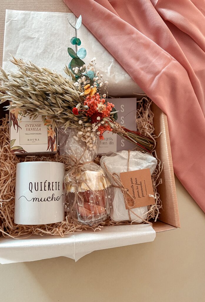 Pack regalo para todos. Este pack contiene taza, botecito de chuches velita aromatica, ramillete en jarroncito de cristal