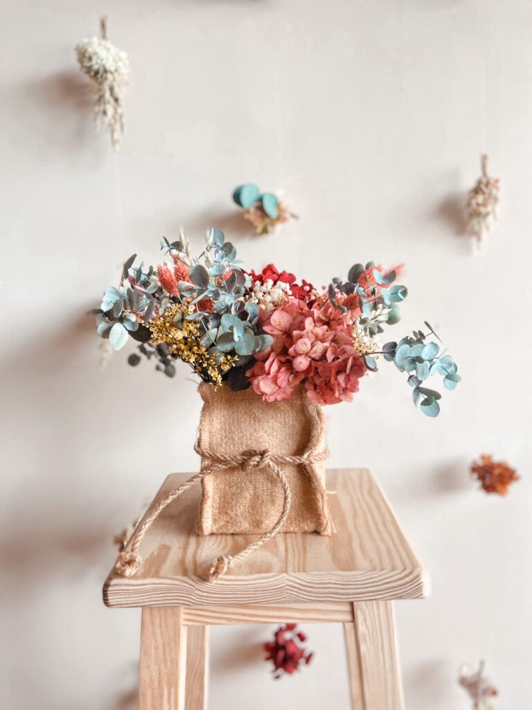 Centro de flores en recipiente de mimbre bolsita