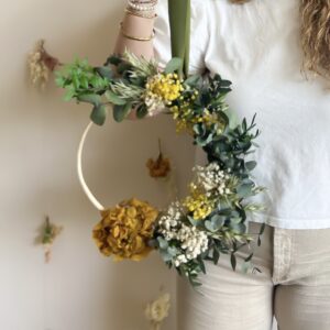 TALLER FLORES BASTIDORES CON FLORES PRESERVADAS TONALIDADES CREMAS