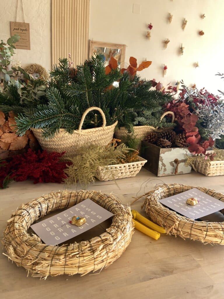 Taller Corona de Navidad Flores Naturales_Ven a crear tu corona de navidad para estas navidades Taller de coronas de Navidad con flores naturales