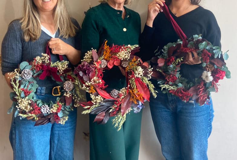Taller de corona de Navidad con flores preservadas en Madrid