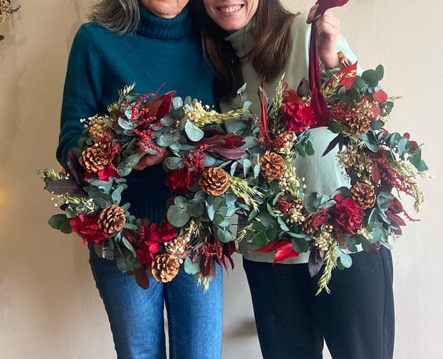 Taller de corona de Navidad con flores preservadas en Madrid