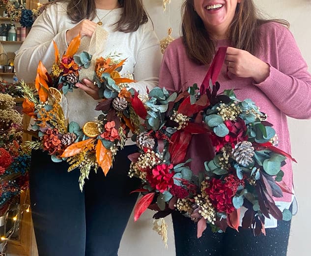 Taller de corona de Navidad con flores preservadas en Madrid