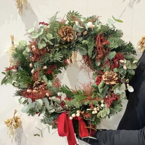 Taller de corona de Navidad con flores naturales en Madrid