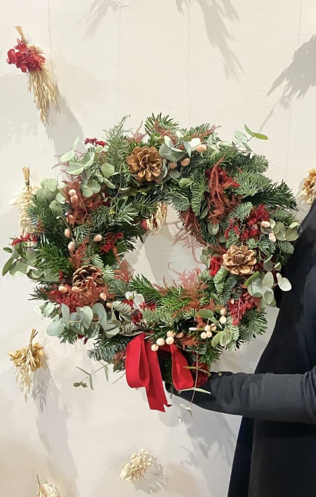 Taller de corona de Navidad con flores naturales en Madrid
