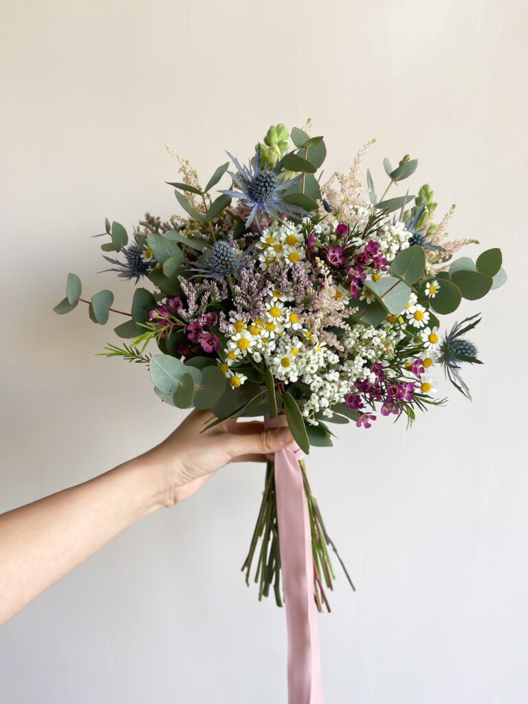Ramo de novia de flores naturales personalizado en Madrid estilo romántico