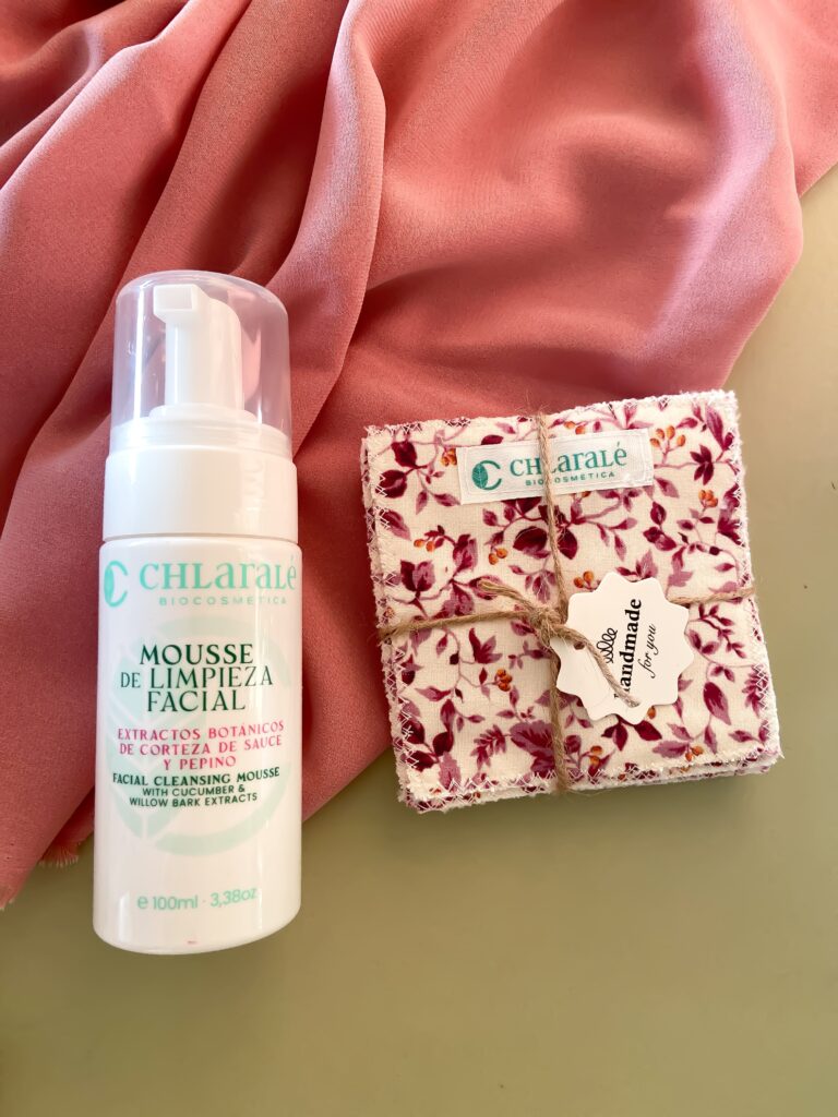 Pack Regalo Disfruta del Momento. Incluye una taza, chocolate, velas, productos de cosmetica. Flores