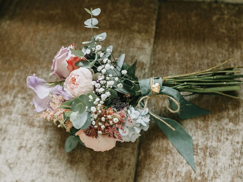 Ramo de novia para una boda en Madrid con flores naturales tonalidades verdes rosadas con rosa de jardin