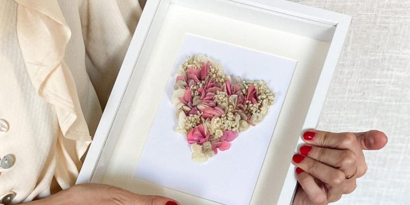 Un regalo muy especial con flores, joyita y bolsita de corazones. Un regalo para que viva el amor