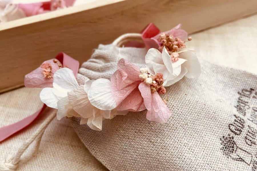 Regala pulseras de flores a tus amigas