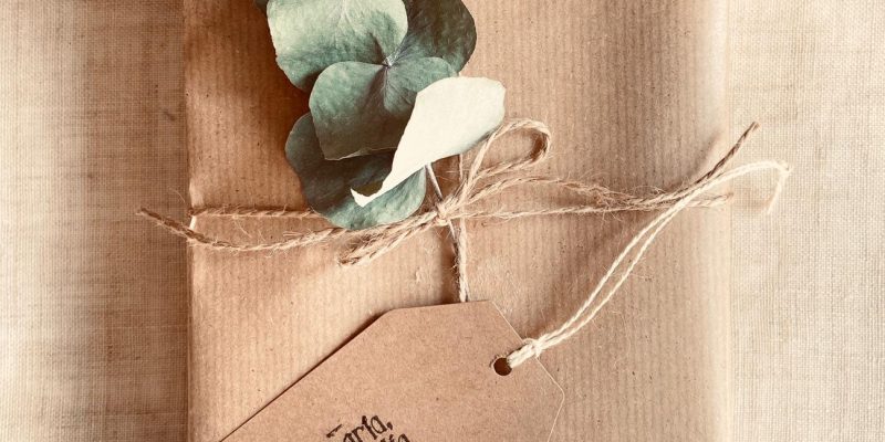 DIY FLORES COMO ENVOLVER REGALOS CON FLORES_Ramita