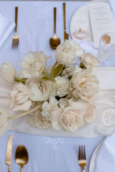 Una boda elegante total white con flores naturales para una boda en Madrid