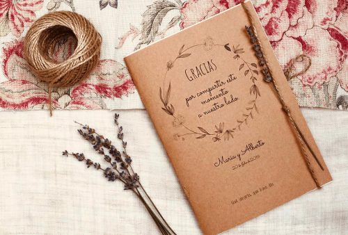 libreta kraft personalizada atada con hilo yute y flor preservada