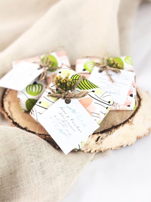 Jabones cuadrados empaquetados en paeles diseñados con etiqueta personalizada