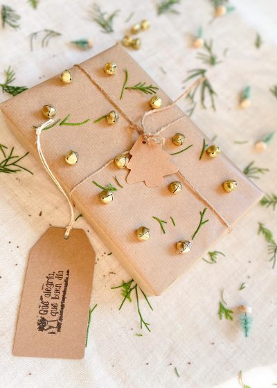 Ideas para envolver regalos de navidad parte con cascabeles