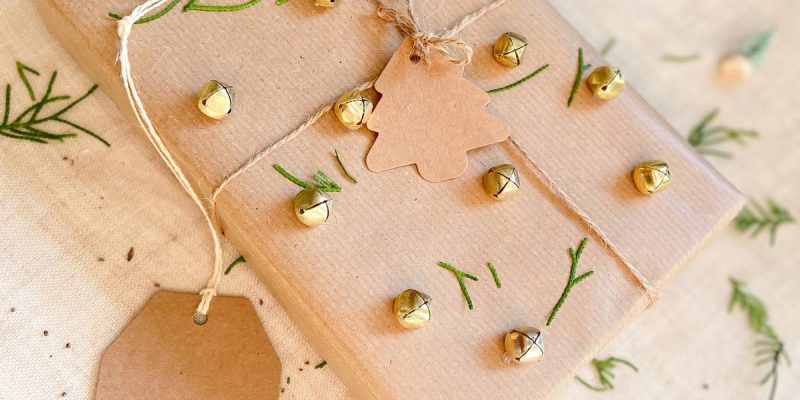 Ideas para envolver regalos de navidad parte con cascabeles