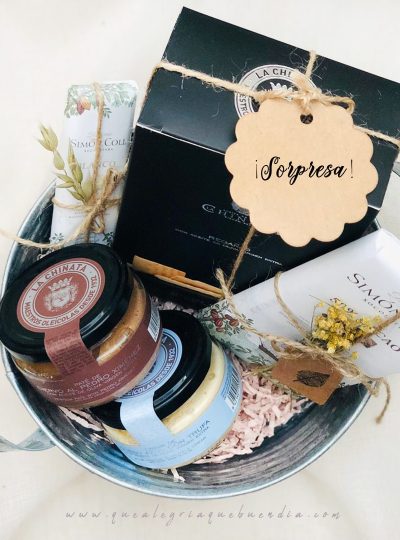 Mini Pack Gourmet Regalo Amigo Invisible compuesto por cesta zinc regañas la chinata, crema de queso la Chinata, pate de ciervo la chinata y tabletas de chocolate.