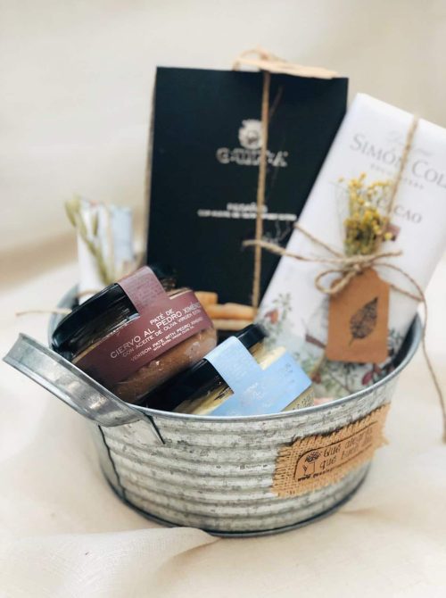 Mini Pack Gourmet Regalo Amigo Invisible compuesto por cesta zinc regañas la chinata, crema de queso la Chinata, pate de ciervo la chinata y tabletas de chocolate.