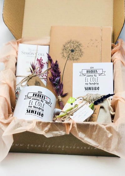 PACK PROFE RELAX COMPUESTO POR DIFERENTES ELEMENTOS COMO TAZA DISEÑADA, LIBRETA DISEÑADA, JABON ARTESANAL, BOLSITA DE SALES, Y TABLETA DE CHOCOLATE